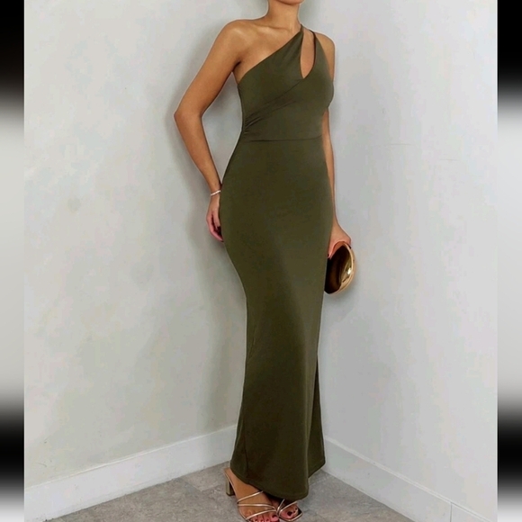 Women's Solid Color One-Shoulder Pleated Sexy Fashion Long Dress - Picture 2 of 4